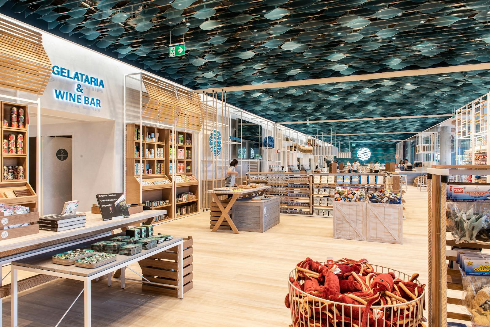 Vedere interioară a magazinului Oceanariului din Lisabona